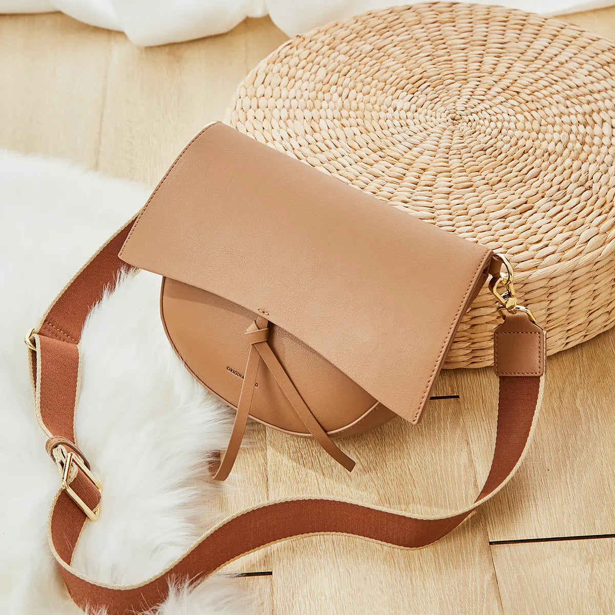 Versatile Leather Shoulder Bag with Retro Saddle Design