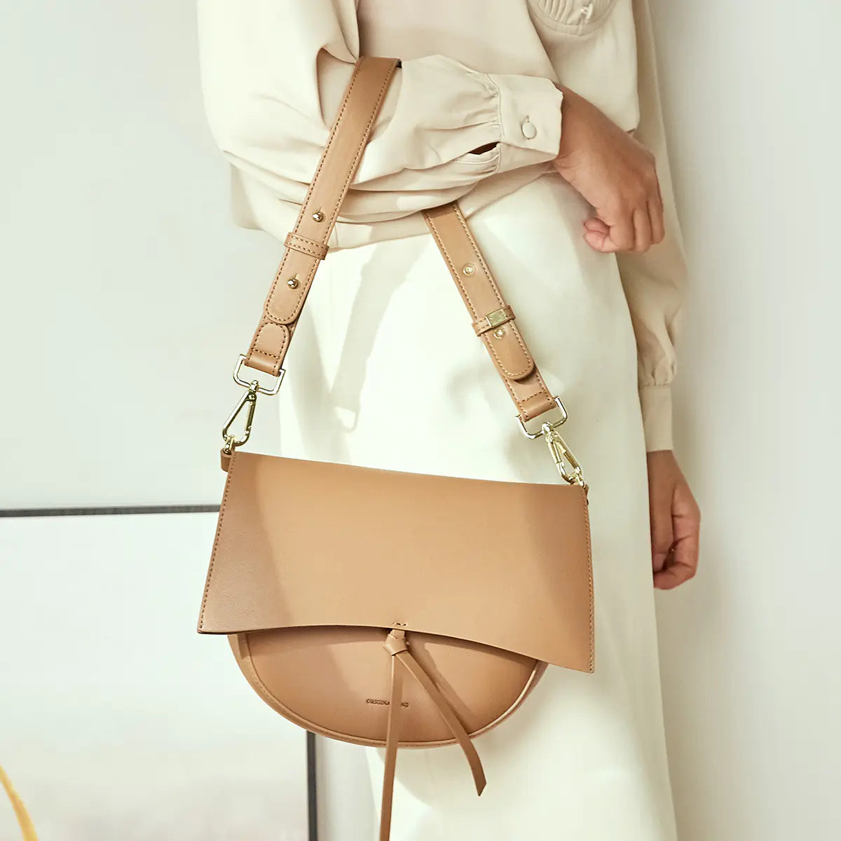 Versatile Leather Shoulder Bag with Retro Saddle Design