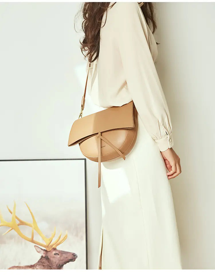 Versatile Leather Shoulder Bag with Retro Saddle Design